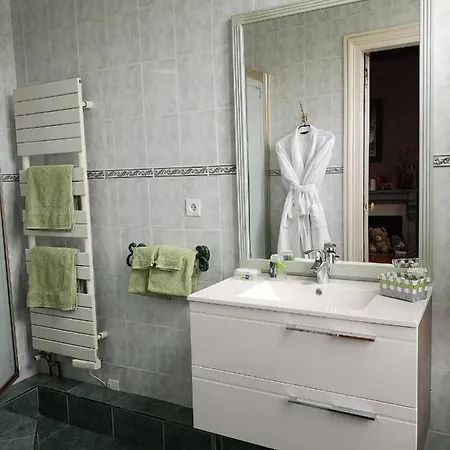 Le Domaine Des Prés Du Hom Bed & Breakfast