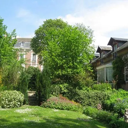 Le Domaine Des Prés Du Hom Bed and breakfast
