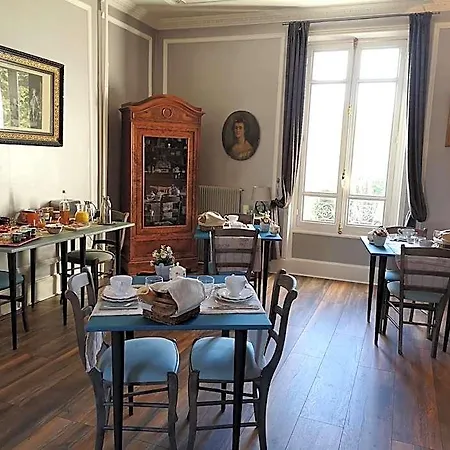 Le Domaine Des Prés Du Hom Bed and breakfast