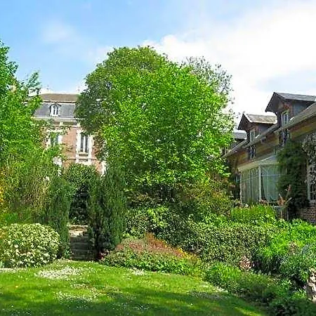Le Domaine Des Prés Du Hom Bed and breakfast