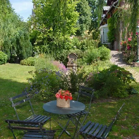 Le Domaine Des Pres Du Hom Bed and Breakfast Bézu-Saint-Éloi