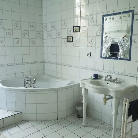 Le Domaine Des Pres Du Hom Bed and Breakfast Bézu-Saint-Éloi